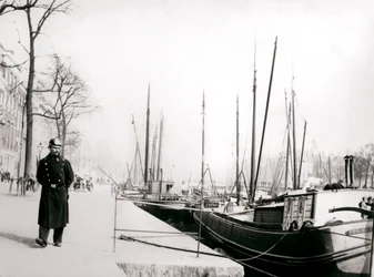 Polizist an einem Kanal, Rotterdam, 1898