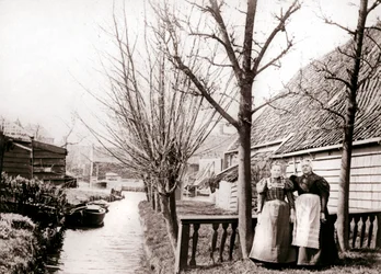 Zwei Frauen an einem Kanalufer, Broek, Niederlande, 1898
