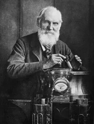 Lord Kelvin, schottischer Mathematiker und Physiker, mit seinem Kompass, 1902