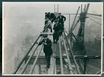Arbeiter, die 1927 hoch oben auf der entstehenden Tyne-Brücke balancieren
