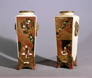 Paar Vasen im japanischen Stil, die den japanischen Kobalt- und Tonabbau darstellen, Worcester