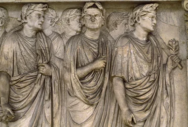 Ara Pacis Augustae, ein freistehender Altar einer Gruppe von Witwen, Magistraten, Priestern...