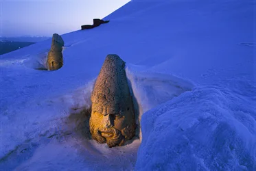 Grabdenkmäler von Nemrut Dagi im Schnee begraben. Nemrut Dagi, Berg Nemrut, Türkei
