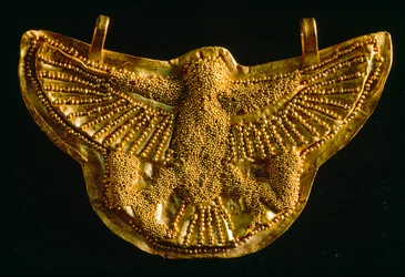 Goldener Falkenanhänger aus dem Museum für Unterwasserarchäologie in Bodrum. Bodrum, Türkei.
