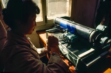 Im Gemeindebüro tippt ein Mitglied auf einer chinesischen Schreibmaschine. Chun Xing Kommune, Yunnan