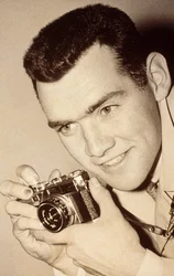 Milwaukee Post Fotograf James L. Stanfield. Milwaukee, Wisconsin. Er hält...