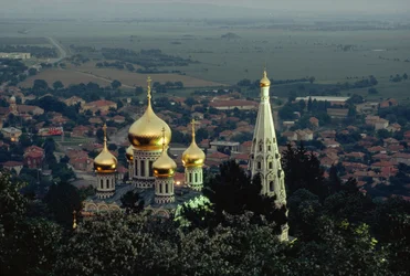 Die Shipka-Gedächtniskirche erhebt vergoldete Kuppeln über das Tal. SHIPKA, TAL DER...