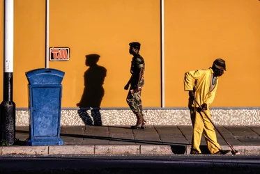 Südafrikanische Männer auf einer Straße und einem Gehweg in Pretoria, Südafrika
