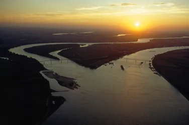 Dämmerungsaussicht aus der Luft auf den Zusammenfluss von Ohio und Mississippi Rivers. Cairo, Illinois