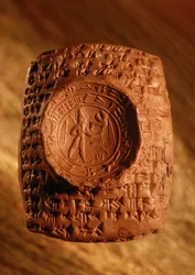 Bei der Ausgrabung wurde dieses Siegel aus Ugarit mit Keilschrift und Figur entdeckt
