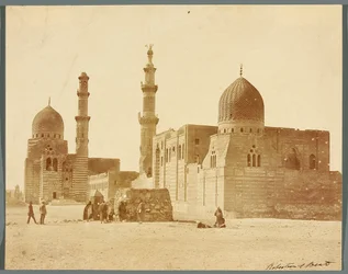 Ägypten. Kairo. Zwei religiöse Grabkomplexe in der Nördlichen Nekropole: des mamlukischen Sultans Inal (Mitte des 15. Jh.) [rechts] und des mamlukischen Emirs Kurkumas (Anfang des 16. Jh.) [links]