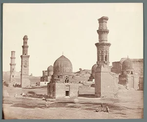 Ägypten. Kairo. Südliche Nekropole. Im Vordergrund das Minarett beim Mausoleum von Ali Badr al-Karafi (1300-1310), im Hintergrund das Minarett von Kusum aus der Mamlukenzeit