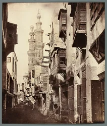 Ägypten. Kairo. Gasse - im Hintergrund die Minarette der Mameluckenmoschee Al-Mu
