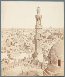 Ägypten. Kairo. Blick von der Madrasa auf das Mausoleum des mamlukischen Emirs Sarghitmisch (1356)