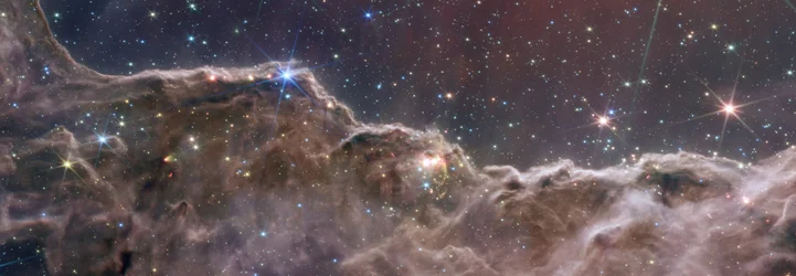 Kosmische Klippen im Carinanebel (NIRCam und MIRI Kompositbild)