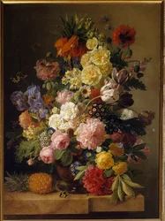 Blumen auf einer Marmorkonsole mit einer Ananas