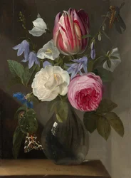 Rosen und eine Tulpe in einer Glasvase