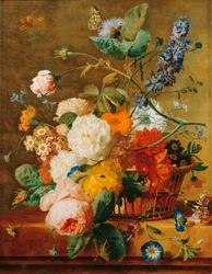 Blumenkorb mit Sockel vor einem Parkhintergrund