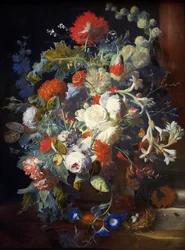 Blumenstrauß an einer Säule