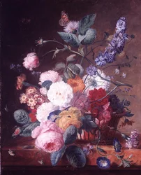 Rosen, Dahlie, Rittersporn und andere Blumen in einem Korb auf einer Marmorkante