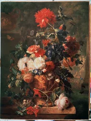 Blumenstrauß. Es sind auch ein Nest mit Eiern und Insekten (einschließlich Schmetterling, Fliege, Ameise und Marienkäfer) dargestellt. Gemälde von Jan van Huysum (1682-1749) 1722