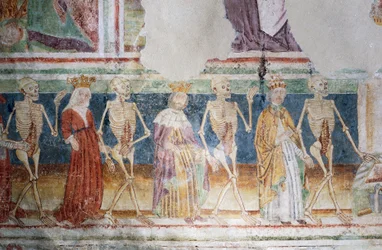 Hrastovlje Wehrkirche, Dreifaltigkeitskirche, Tod begleitet Papst und Königin, Totentanz (1490), (Detail)