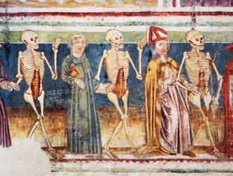 Hrastovlje Wehrkirche, Dreifaltigkeitskirche, Tod begleitet Bischof und Mönch, Totentanz (1490), Detail aus Fresken von Janez Iz Kastva, Slowenien
