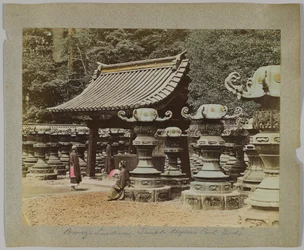Bronzelaternen vor dem Tempel im Ueno-Park, Tokio, Japan