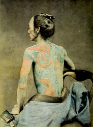 Japanischer Mann mit traditionellen Irezumi-Tattoos, ca. 1890 (handkoloriertes Albumin-Foto)