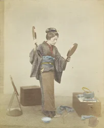 Japanische Frau mit Spiegeln