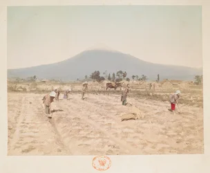 Berg Fuji und Ackerland, aus Ein Buch mit farbigen Fotografien von Ansichten in Japan