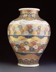 Eine Satsuma-Vase bemalt mit Chrysanthemen, spätes 19. Jahrhundert
