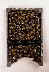 Detail der Rückseite eines christlichen Faltaltars aus der Momoyama-Periode, dekoriert mit Weinreben und Laub in Aogai und Goldhiramakie auf roironuri Grund