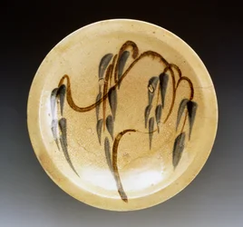 Emaille-Steinzeugplatte, verwendet von Nishin-zara-Verkäufern (geschmorte Heringe), dekoriert mit Weidenbaum