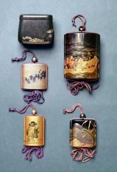 Inro und Tabakbeutel: von links nach rechts: Tabakbeutel mit Hiramaki-e-Design, signiert Zeshin; Inro, Hochzeitprozession der Füchse in Sumi-e Togidashi, signiert Toyo; Inro, zwei Weise lesen eine Schriftrolle in Sumi-e
