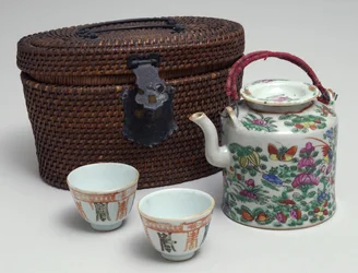 Japanisches Teeset mit Weidenkorb, ca. 1850