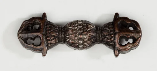 Menuki, oder Griffverzierung, in Form eines Vajra, eines buddhistischen Donnerkeilsymbols
