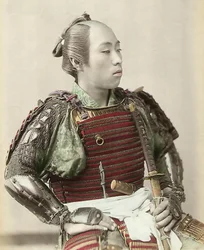 Porträt eines Samurai des alten Japan in vollständiger Körperrüstung, 1890
