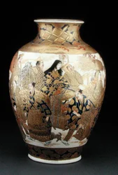 Satsuma-Vase mit Figuren in einer Prozession, späte 19. Jahrhundert