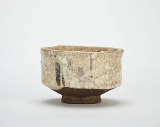 Seto-Keramik Teeschale im Dekorierten Shino-Stil