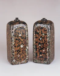 Zwei seltene große quadratische Tokkuri, Momoyama-Periode, spätes 16. Jahrhundert