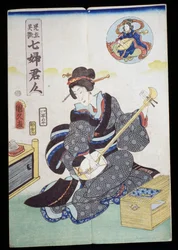 Frau spielt Shamisen