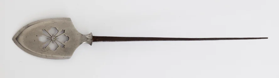 Yanone (Pfeilspitze) des flachen Typs mit durchbrochenem Hanabishi-Design