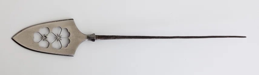 Yanone (Pfeilspitze) des flachen Typs mit durchbrochenem Design von Kirschblüten