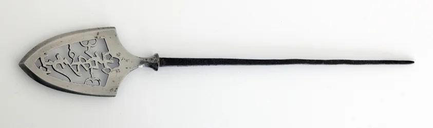 Yanone (Pfeilspitze) vom flachen Typ (hirane) mit durchbrochenem Design von Zeichen, die Berg, Stein und Wasser bedeuten