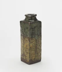Yatsushiro oder Shodai Ware Vase in Form eines archaischen chinesischen Cong, Vase