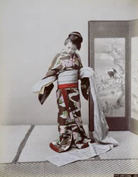 Junge Japanerin beim Ankleiden, Ende des 19. Jahrhunderts