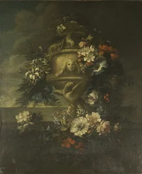 Blumen in einer skulptierten Vase