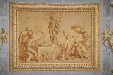 Faux-vergoldetes Relief mit der Statue des Bacchus, umgeben von einigen Offerern, die Weinkelche erheben