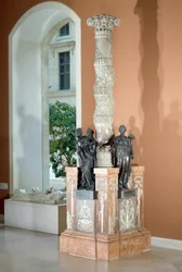 Monument für das Herz von Anne, Herr und dann erster Herzog von Montmorency (1493-1567), Konnetabel von Frankreich, mit Allegorien der Gerechtigkeit, des Friedens und des Überflusses. Bronzeskulptur und weißer Marmor von Jean Bullant (1515/1520-1578), Mart